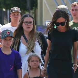 Victoria Beckham est allée déjeuner avec ses enfants Harper, Romeo, Cruz et Brooklyn au restaurant The Golden State à Los Angeles, le 21 août 2016