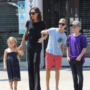 Victoria Beckham est allée déjeuner avec ses enfants Harper, Romeo, Cruz et Brooklyn au restaurant The Golden State à Los Angeles, le 21 août 2016