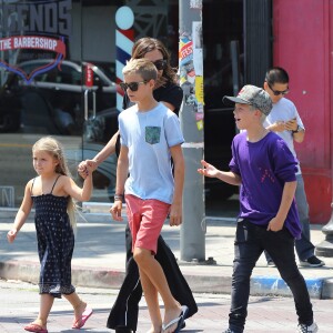 Victoria Beckham est allée déjeuner avec ses enfants Harper, Romeo, Cruz et Brooklyn au restaurant The Golden State à Los Angeles, le 21 août 2016