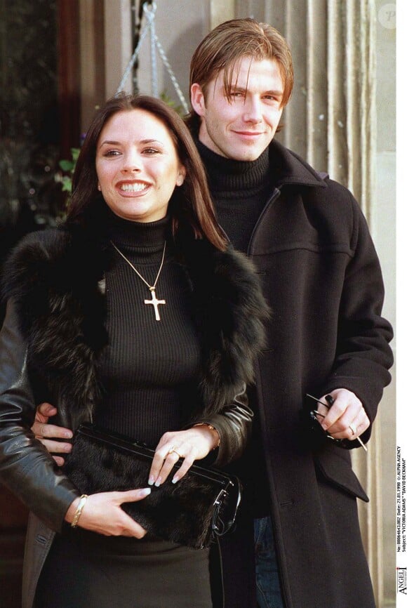 Victoria Adams et David Beckham lors de l'annonce de leurs fiançailles à Londres le 21 janvier 1998
