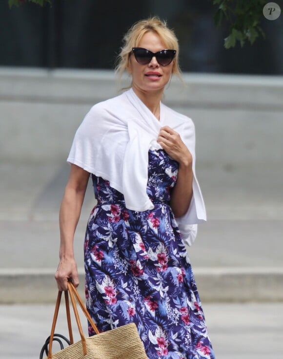 Exclusif - Pamela Anderson se promène avec sa mère Carol et sa nièce à Vancouver au Canada le 23 juin 2016.