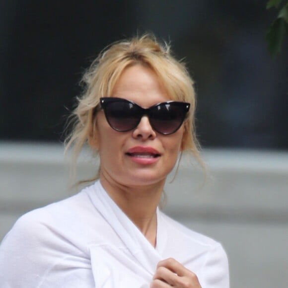 Exclusif - Pamela Anderson se promène avec sa mère Carol et sa nièce à Vancouver au Canada le 23 juin 2016.