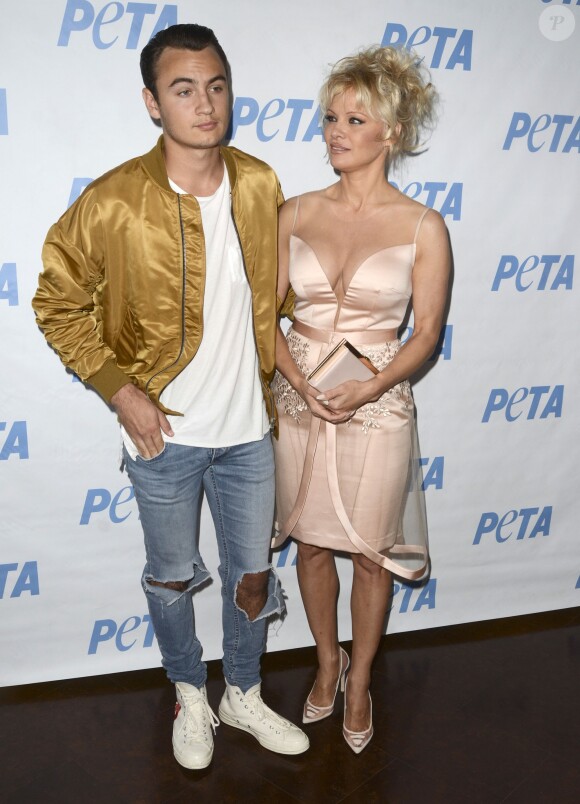 Pamela Anderson et son fils Brandon Lee à la soirée "Launch party for Prince's PETA Song" à Los Angeles le 8 juin 2016.