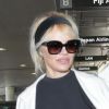 Pamela Anderson arrive à l'aéroport de Los Angeles le 17 mai 2016.