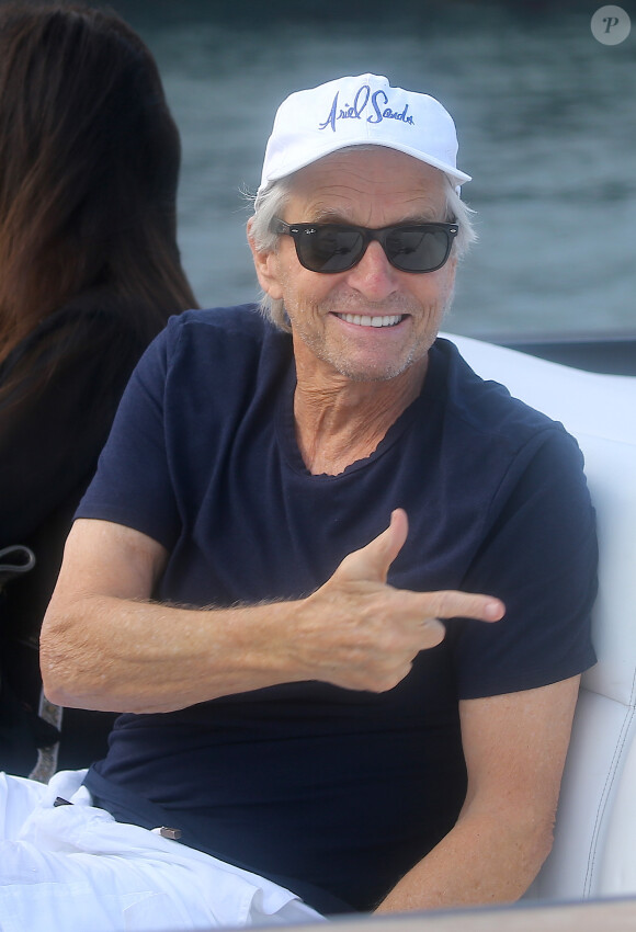 Catherine Zeta-Jones et son mari Michael Douglas sortent du restaurant Bagatelle, avant de remonter à bord d'un zodiaque, à Saint-Tropez, le 23 juillet 2016.