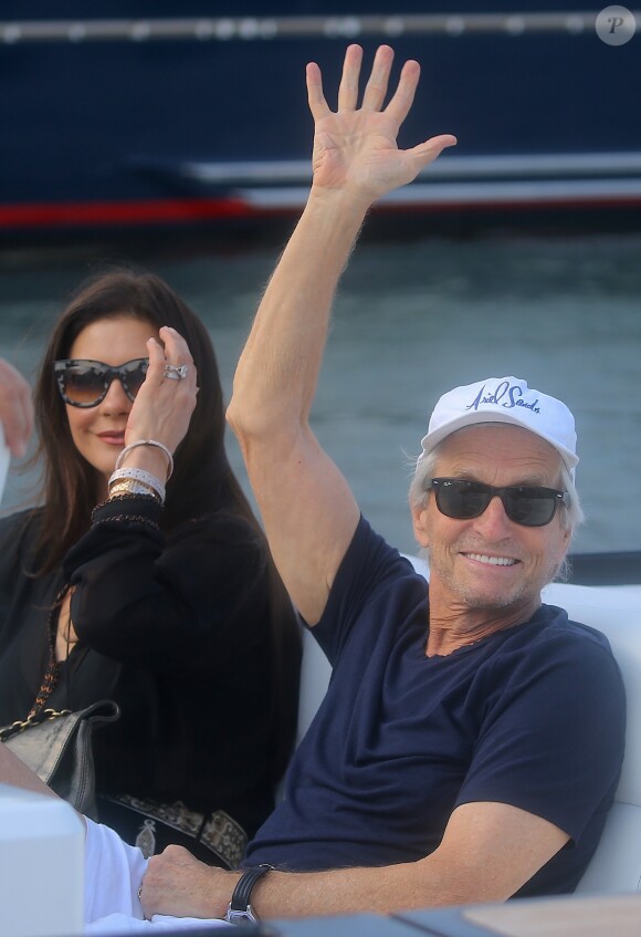 Catherine Zeta-Jones et son mari Michael Douglas sortent du restaurant Bagatelle, avant de remonter à bord d'un zodiaque, à Saint-Tropez, le 23 juillet 2016.