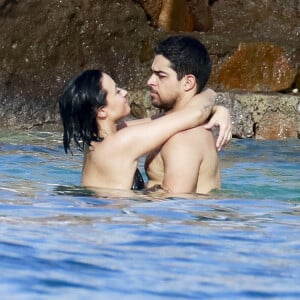 Semi-Exclusif - Demi Lovato et son petit-ami Wilmer Valderrama, très amoureux, se baignent lors de leurs vacances avec des amis à Saint-Barthélemy, le 16 décembre 2015.