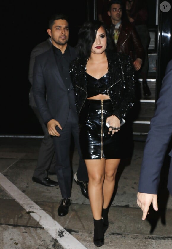 Demi Lovato et son compagnon Wilmer Valderrama arrivent au Craig's restaurant à West Hollywood, le 22 novembre 2015. © CPA / Bestimage