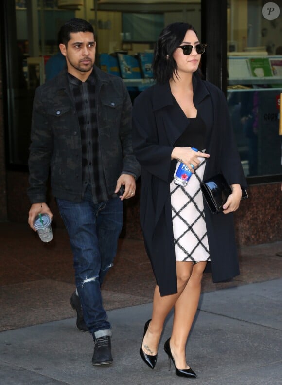 Demi Lovato et son compagnon Wilmer Valderrama main dans la main à New York le 26 octobre 2015.