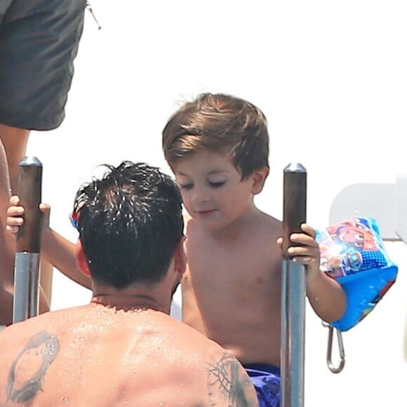 Lionel Messi, sa femme Antonella Roccuzzo et leurs fils Thiago et Mateo en famille en vacances à Ibiza, le 12 juillet 2016.