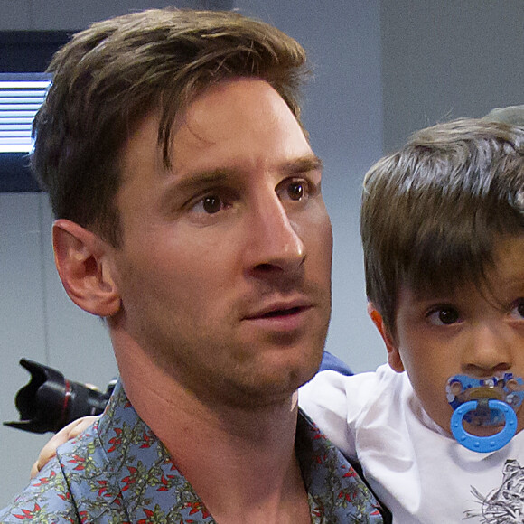 Lionel Messi et son fils Thiago - Pedro Rodriguez fait ses adieux au FC Barcelone lors d'une conférence de presse organisée au centre d'entraînement la Ciutat Esportiva Joan Gamper à Sant Joan Despi près de Barcelone, le 24 août 2015.