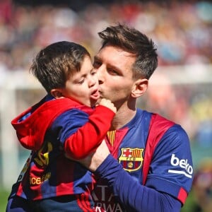 Lionel Messi et son fils Thiago Messi - Les joueurs du FC Barcelone posent avec leurs enfants avant le match contre El Rayo à Barcelone, le 8 mars 2015.