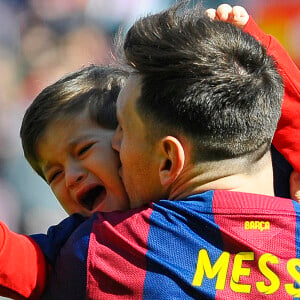 Lionel Messi et son fils Thiago Messi - Les joueurs du FC Barcelone posent avec leurs enfants avant le match contre El Rayo à Barcelone, le 8 mars 2015.