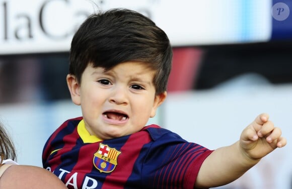 Lionel Messi avec sa compagne Antonella Roccuzzo et leur fils thiago dans le stade du FC Barcelone avant le coup d'envoi à Barcelone en Espagne le 3 mai 2014.