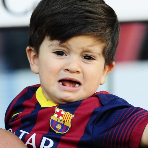 Lionel Messi avec sa compagne Antonella Roccuzzo et leur fils thiago dans le stade du FC Barcelone avant le coup d'envoi à Barcelone en Espagne le 3 mai 2014.