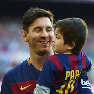 Lionel Messi (FC Barcelona) et son fils Thiago à Barcelone le 28 novembre 2015.