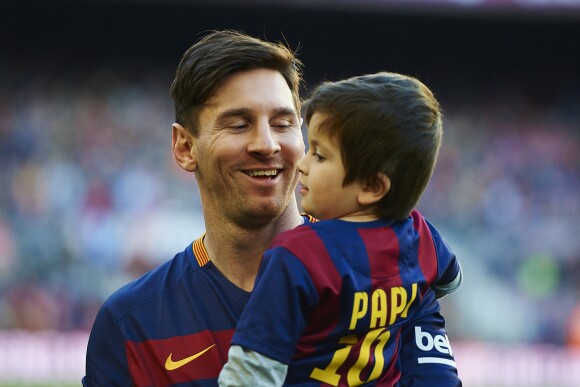 Lionel Messi (FC Barcelona) et son fils Thiago à Barcelone le 28 novembre 2015.