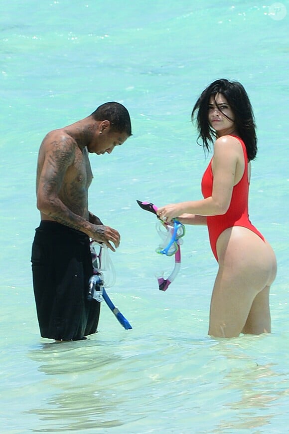 Exclusif - Kylie Jenner et son compagnon Tyga aux Bahamas le 12 août 2016.