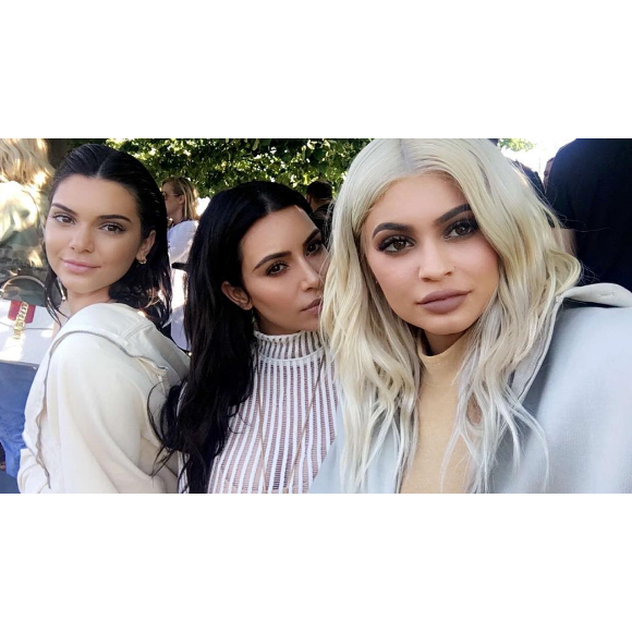 Kendall et Kylie Jenner accompagnent Kim Kardashian à la présentation de la quatrième collection de la marque de Kanye West, Yeezy. Photo publiée sur Snapchat le 7 septembre 2016