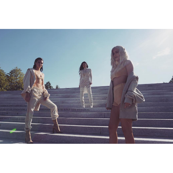 Kim Kardashian et ses soeurs Kendall et Kylie Jenner à la présentation de la quatrième collection de Yeezy, la marque de Kanye West. Photo publiée sur Instagram le 7 septembre 2016