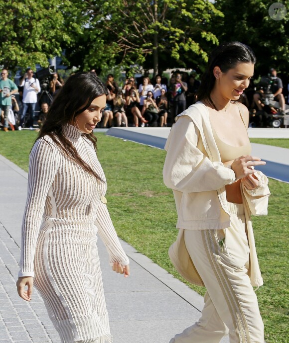 Kim Kardashian et Kendall Jenner au Défilé "Yeezy season 4" de Kanye West au Franklin D. Roosevelt Four Freedoms Park à New York le 7 septembre 2016.