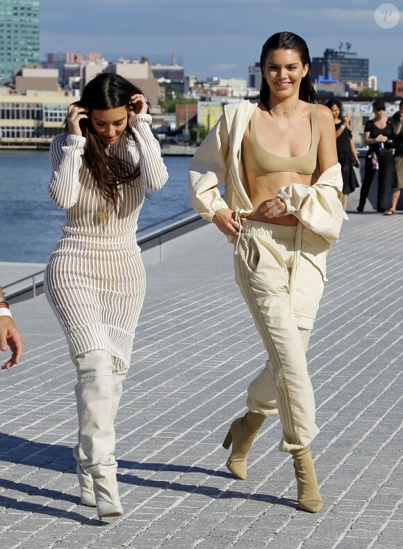 Kim Kardashian et Kendall Jenner au Défilé "Yeezy season 4" de Kanye West au Franklin D. Roosevelt Four Freedoms Park à New York le 7 septembre 2016.