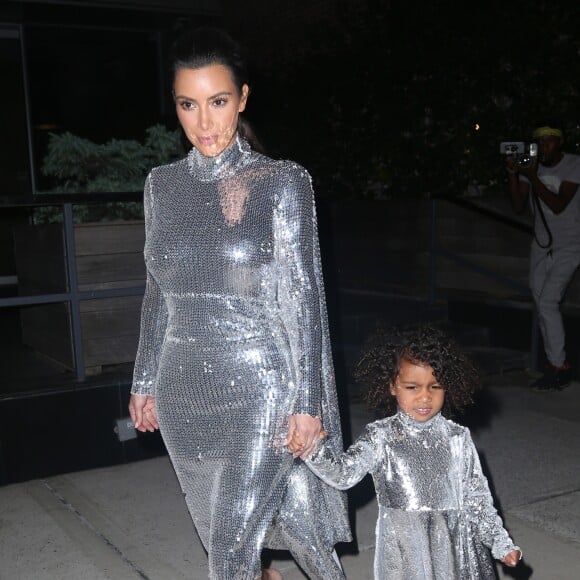 Kim Kardashian et sa fille North West portent des robes pailletées et assorties pour aller au concert de Kanye West à New York, le 5 septembre 2016