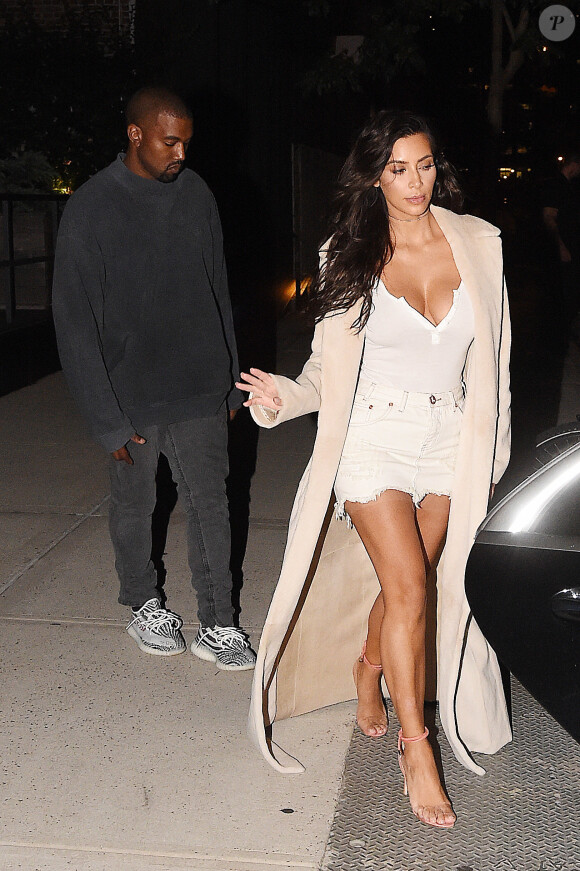 Kim Kardashian et son mari Kanye West sortent dîner au restaurant Zuma à New York le 29 août 2016. Kim Kardashian porte un haut très décolleté sur un mini short en jean blanc. © CPA / Bestimage