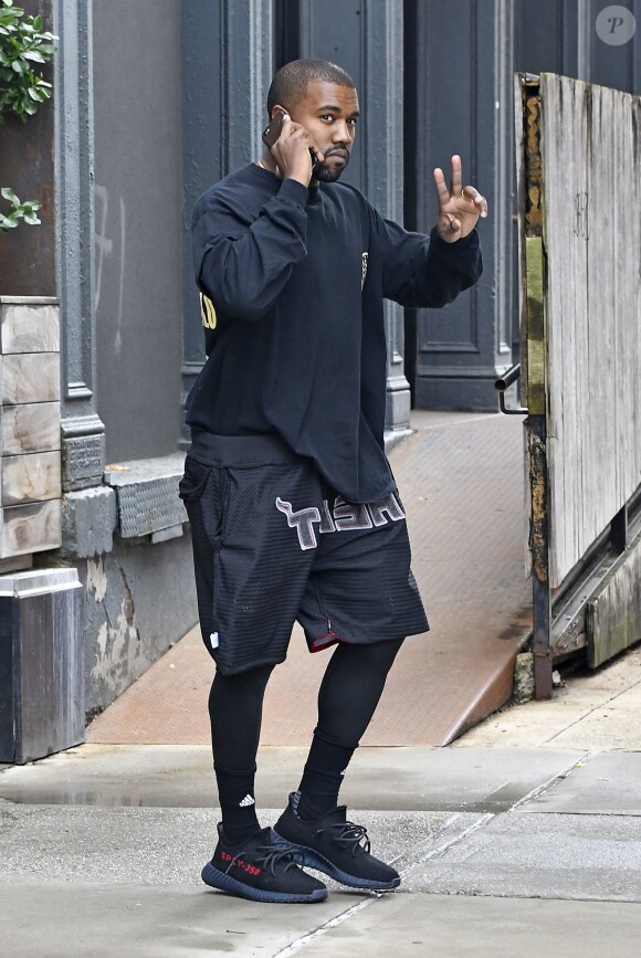 Kanye West parle au téléphone portable en sortant de son appartement dans la quartier de Tribeca à New York, le 1er septembre 2016. © CPA/Bestimage
