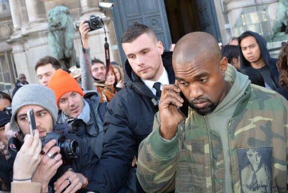 Kanye West quitte le défilé de mode "Dries van Noten", collection prêt-à-porter automne-hiver 2015/2016, à Paris. Le 4 mars 2015