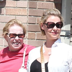 Katherine Heigl enceinte est allée déjeuner avec sa mère au restaurant Little Dom à Los Feliz, le 8 septembre 2016