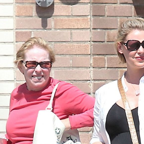 Katherine Heigl enceinte est allée déjeuner avec sa mère au restaurant Little Dom à Los Feliz, le 8 septembre 2016
