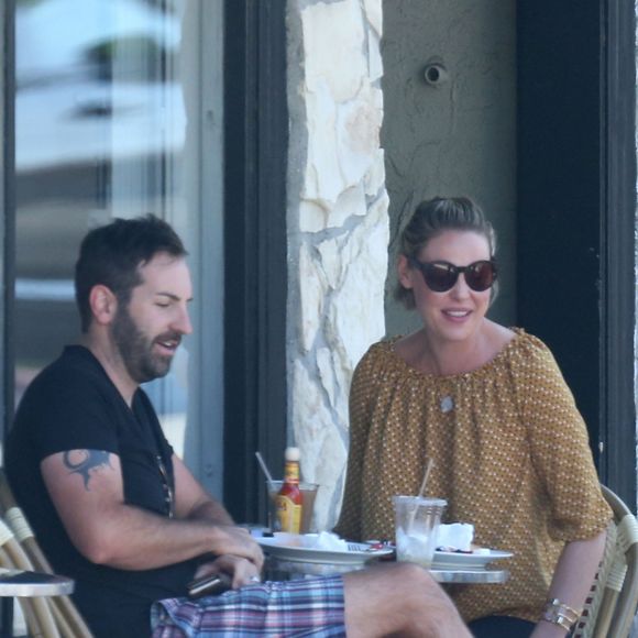 Exclusif - Katherine Heigl (enceinte) déjeune avec son mari Josh Kelley en terrasse à Los Feliz le 3 septembre 2016.