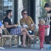 Exclusif - Katherine Heigl (enceinte) déjeune avec son mari Josh Kelley en terrasse à Los Feliz le 3 septembre 2016.