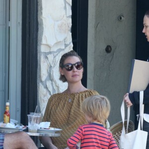 Exclusif - Katherine Heigl (enceinte) déjeune avec son mari Josh Kelley en terrasse à Los Feliz le 3 septembre 2016.