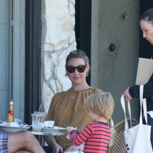 Exclusif - Katherine Heigl (enceinte) déjeune avec son mari Josh Kelley en terrasse à Los Feliz le 3 septembre 2016.