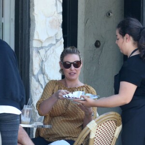 Exclusif - Katherine Heigl (enceinte) déjeune avec son mari Josh Kelley en terrasse à Los Feliz le 3 septembre 2016.