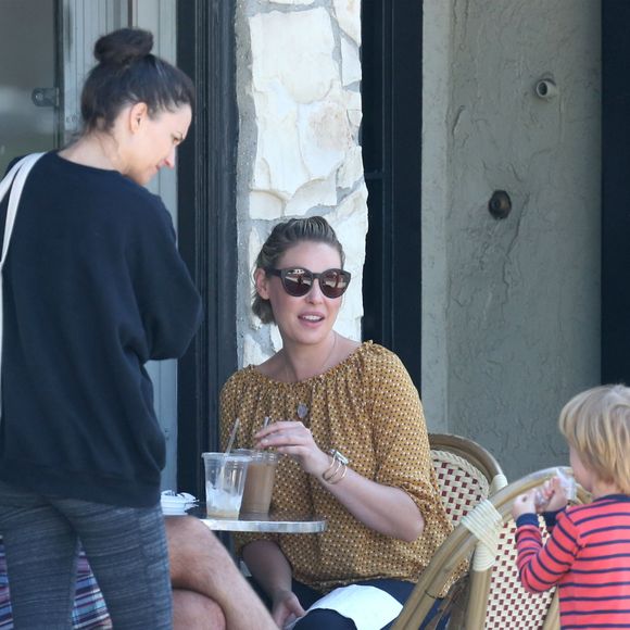 Exclusif - Katherine Heigl (enceinte) déjeune avec son mari Josh Kelley en terrasse à Los Feliz le 3 septembre 2016.