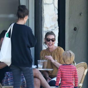 Exclusif - Katherine Heigl (enceinte) déjeune avec son mari Josh Kelley en terrasse à Los Feliz le 3 septembre 2016.