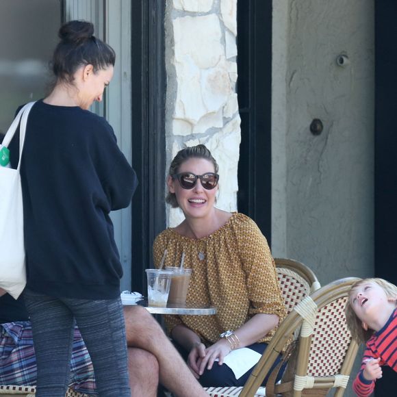 Exclusif - Katherine Heigl (enceinte) déjeune avec son mari Josh Kelley en terrasse à Los Feliz le 3 septembre 2016.
