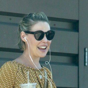 Exclusif - Katherine Heigl (enceinte) déjeune avec son mari Josh Kelley en terrasse à Los Feliz le 3 septembre 2016.