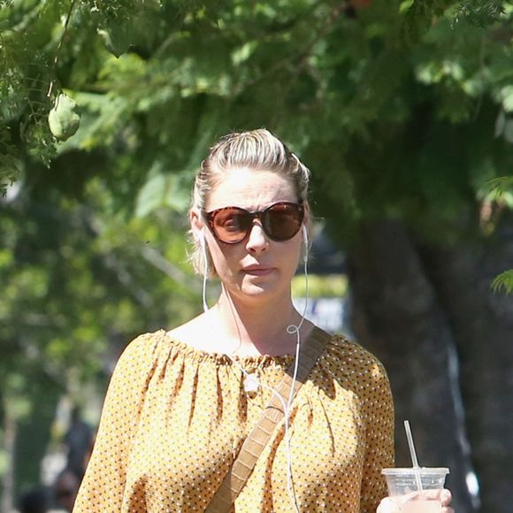 Exclusif - Katherine Heigl (enceinte) déjeune avec son mari Josh Kelley en terrasse à Los Feliz le 3 septembre 2016.