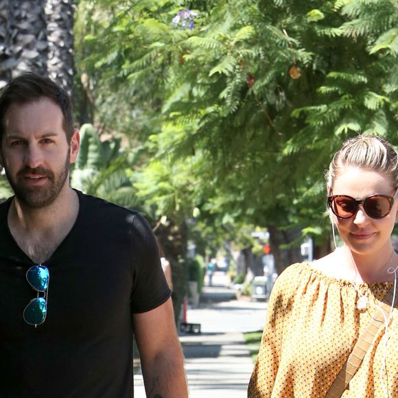Exclusif - Katherine Heigl (enceinte) déjeune avec son mari Josh Kelley en terrasse à Los Feliz le 3 septembre 2016.