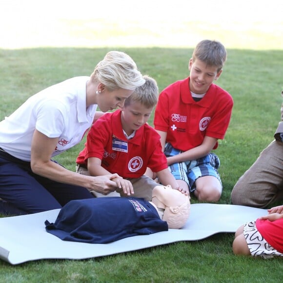 La princesse Charlene de Monaco, ambassadrice de bonne volonté de l'ONU, a montré à des enfants les gestes qui sauvent le 9 septembre 2016 à Genève dans le cadre de la Journée mondiale des premiers secours organisée par la Fédération internationale des Sociétés de la Croix-Rouge et du Croissant-Rouge, en présence de son Secrétaire général Elhadj As Sy. © Dominique Jacovides / Bestimage
