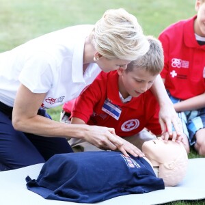 La princesse Charlene de Monaco, ambassadrice de bonne volonté de l'ONU, a montré à des enfants les gestes qui sauvent le 9 septembre 2016 à Genève dans le cadre de la Journée mondiale des premiers secours organisée par la Fédération internationale des Sociétés de la Croix-Rouge et du Croissant-Rouge, en présence de son Secrétaire général Elhadj As Sy. © Dominique Jacovides / Bestimage