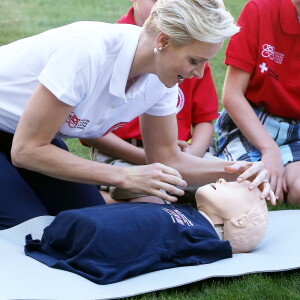 La princesse Charlene de Monaco, ambassadrice de bonne volonté de l'ONU, a montré à des enfants les gestes qui sauvent le 9 septembre 2016 à Genève dans le cadre de la Journée mondiale des premiers secours organisée par la Fédération internationale des Sociétés de la Croix-Rouge et du Croissant-Rouge, en présence de son Secrétaire général Elhadj As Sy. © Dominique Jacovides / Bestimage