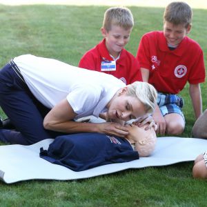 La princesse Charlene de Monaco, ambassadrice de bonne volonté de l'ONU, a montré à des enfants les gestes qui sauvent le 9 septembre 2016 à Genève dans le cadre de la Journée mondiale des premiers secours organisée par la Fédération internationale des Sociétés de la Croix-Rouge et du Croissant-Rouge, en présence de son Secrétaire général Elhadj As Sy. © Dominique Jacovides / Bestimage