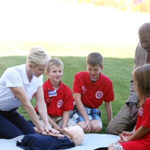 La princesse Charlene de Monaco, ambassadrice de bonne volonté de l'ONU, a montré à des enfants les gestes qui sauvent le 9 septembre 2016 à Genève dans le cadre de la Journée mondiale des premiers secours organisée par la Fédération internationale des Sociétés de la Croix-Rouge et du Croissant-Rouge, en présence de son Secrétaire général Elhadj As Sy. © Dominique Jacovides / Bestimage