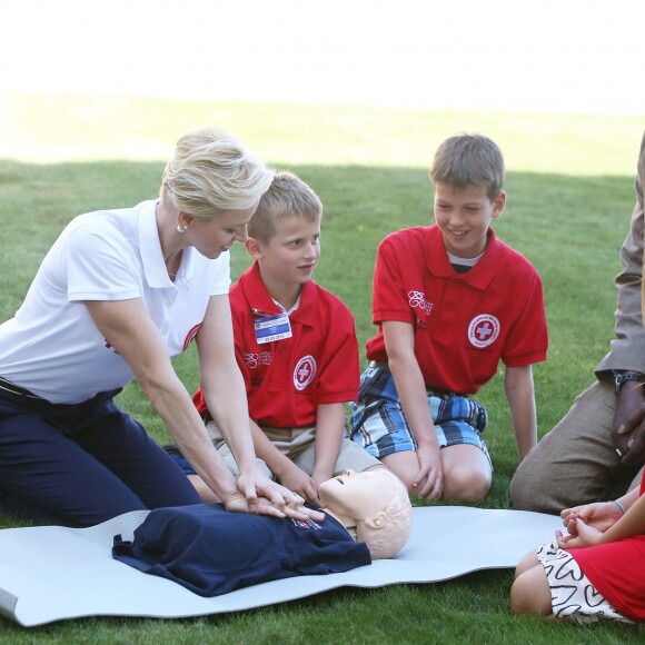 La princesse Charlene de Monaco, ambassadrice de bonne volonté de l'ONU, a montré à des enfants les gestes qui sauvent le 9 septembre 2016 à Genève dans le cadre de la Journée mondiale des premiers secours organisée par la Fédération internationale des Sociétés de la Croix-Rouge et du Croissant-Rouge, en présence de son Secrétaire général Elhadj As Sy. © Dominique Jacovides / Bestimage