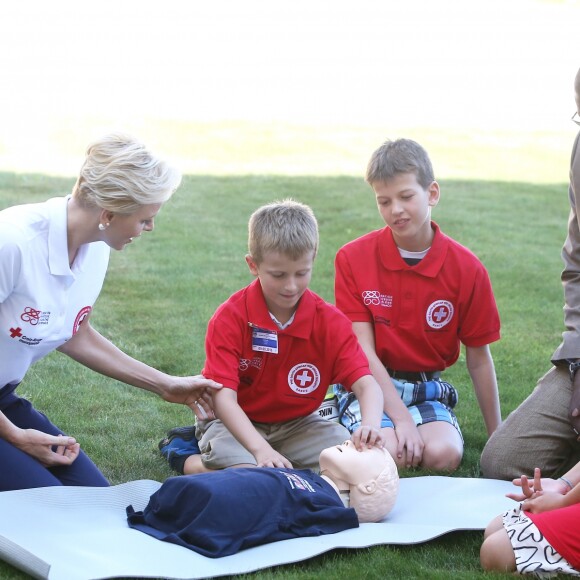 La princesse Charlene de Monaco, ambassadrice de bonne volonté de l'ONU, a montré à des enfants les gestes qui sauvent le 9 septembre 2016 à Genève dans le cadre de la Journée mondiale des premiers secours organisée par la Fédération internationale des Sociétés de la Croix-Rouge et du Croissant-Rouge, en présence de son Secrétaire général Elhadj As Sy. © Dominique Jacovides / Bestimage